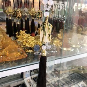 Khánh đá họa tiết trúc treo ô tô