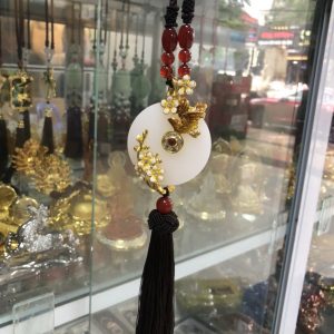 Khánh đá họa tiết hoa mai treo ô tô