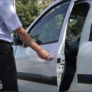 Lắp đặt cửa hít ô tô